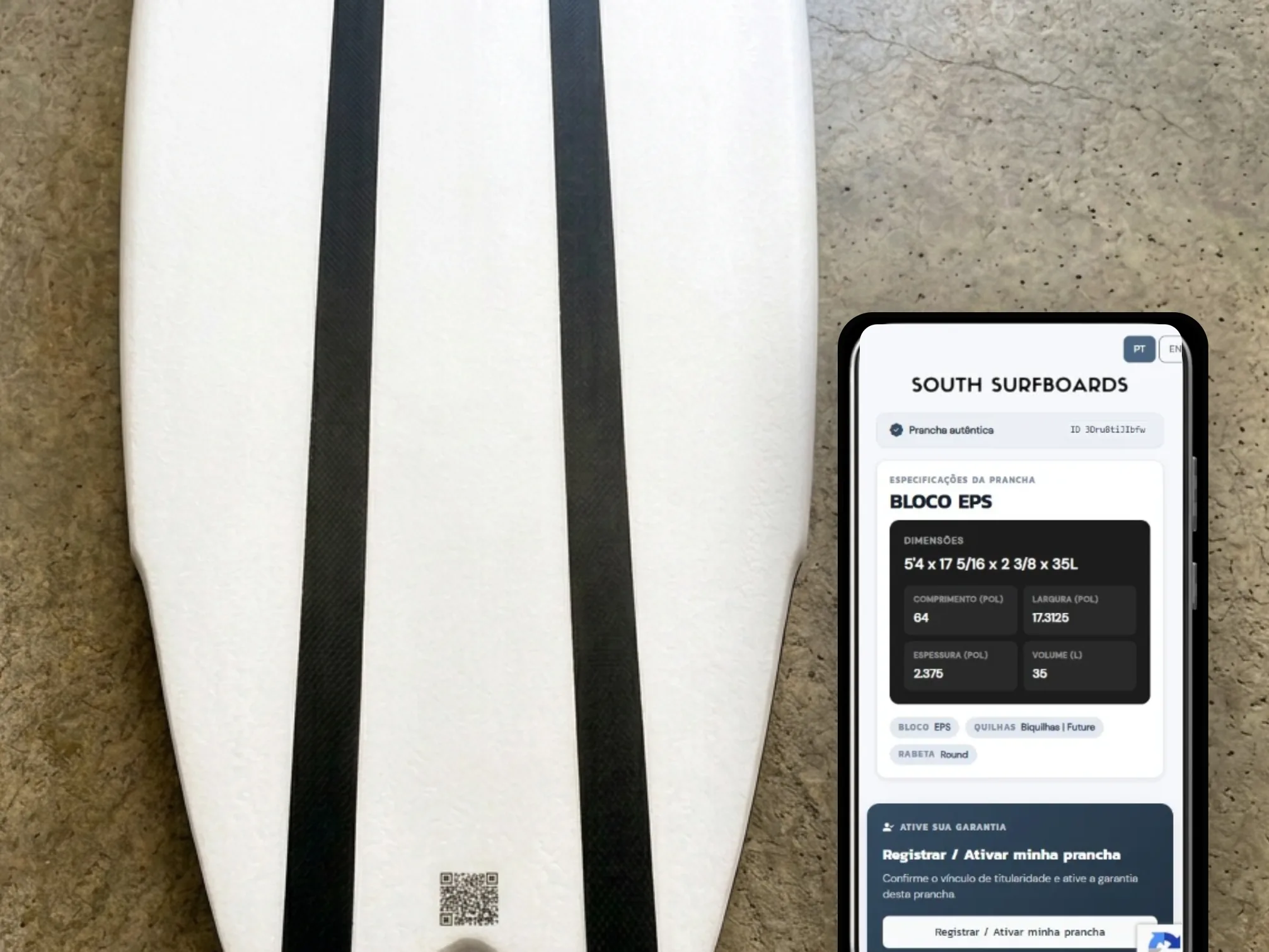 Prancha de surf com a identificação laminada no deck, ao lado de um celular exibindo a página digital da prancha.